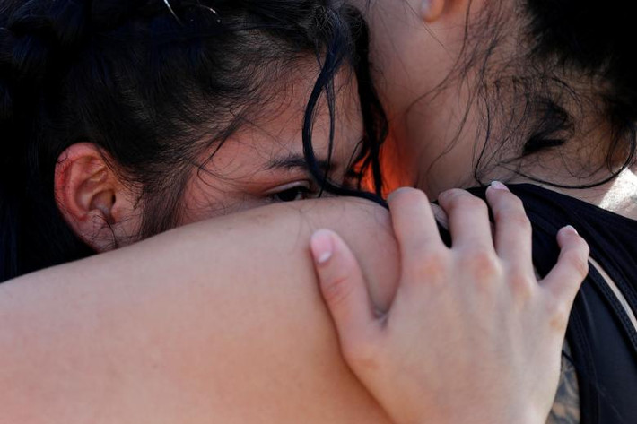 Isabela ôm con gái Dayana khi ngồi trong xe ở Brownsville, bang Texas, ngày 11/7. Ảnh: Reuters.