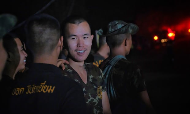 Các binh sĩ, lực lượng cứu hộ và tình nguyện viên rời khỏi hang Tham Luang sau khi tạm ngừng chiến dịch giải cứu hôm 8/7. Ảnh: Getty.