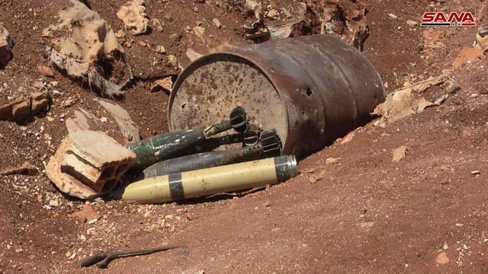 “Trong quá trình tuần tra ở khu al-Saan và Hosh Hajjo, lực lượng chính phủ Damascus đã phát hiện một hệ thống đường hầm từng được các tay súng khủng bố sử dụng để di chuyển, xâm nhập và tấn công các chốt quân sự, làng mạc và thị trấn trong khu vực lân cận”, phóng viên SANA ở Homs đưa tin ngày 3/7. Ảnh: SANA.