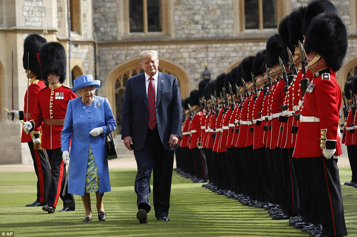 Nữ hoàng Anh Elizabeth và Tổng thống Trump cùng duyệt đội danh dự trong lễ đón nhà lãnh đạo Mỹ tại Lâu đài Windsor. Ảnh: AP.