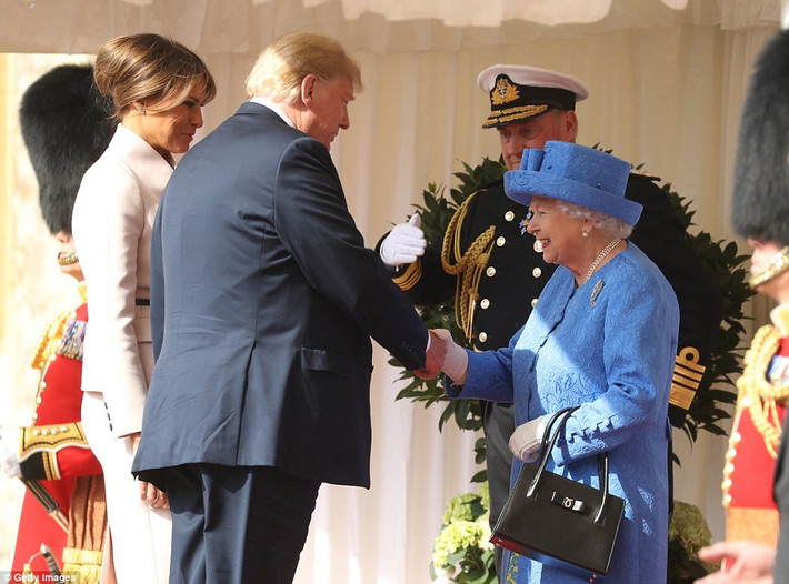 Cũng trong ngày 13/7, Tổng thống Mỹ Donald Trump và Đệ nhất phu nhân Melania đã có chuyến thăm và diện kiến Nữ hoàng Anh Elizabeth II tại Lâu đài Windsor. Ảnh: Getty.