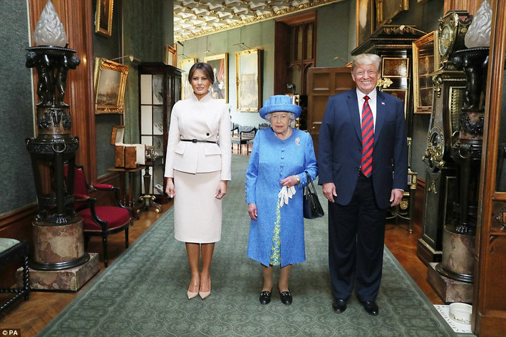 Nữ hoàng Anh đứng giữa Đệ nhất phu nhân Melania và Tổng thống Trump trong bức ảnh chụp tại Lâu đài Windsor. Ảnh: PA.