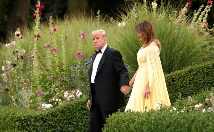 Vợ chồng Tổng thống Trump rời khỏi tòa nhà Winfield House để tới gặp Thủ tướng Anh Theresa May và dùng bữa tối tại Cung điện Blenheim ngày 12/7. Ảnh: Reuters.