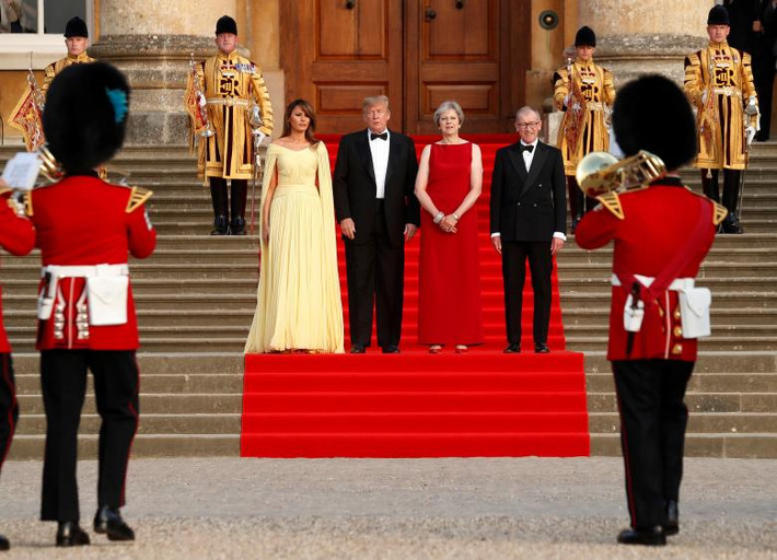Thủ tướng May đã chủ trì lễ đón ông Donald Trump tại Cung điện Blenheim. Ảnh: Reuters.
