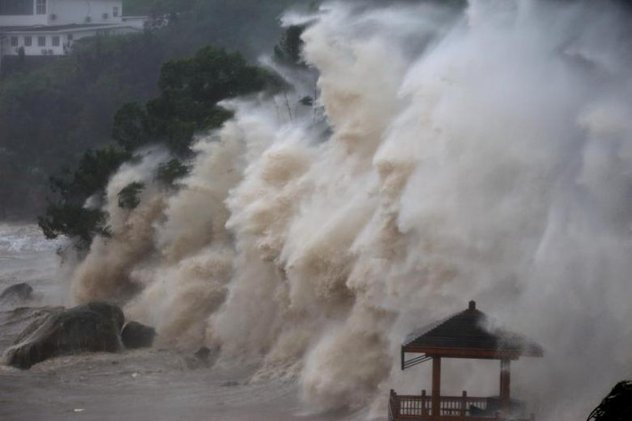 Bão Maria cũng đã tấn công Trung Quốc đại lục. Ảnh: Những đợt sóng lớn xô vào bờ ở Ôn Châu, tỉnh Chiết Giang, Trung Quốc.
