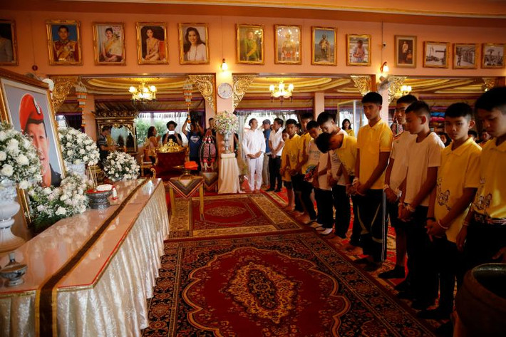 Chính vì vậy, bác sĩ khuyến cáo, các thành viên đội bóng cần tránh tiếp xúc với các phóng viên ít nhất một tháng sau khi trở lại cuộc sống thường nhật. Ảnh: Các thành viên của đội bóng Lợn Hoang tưởng nhớ thợ lặn Saman Kunan, người đã thiệt mạng trong quá trình giải cứu đội bóng này.