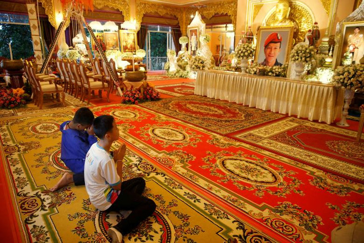 Hai cầu thủ nhí tưởng nhớ thợ lặn Saman Kunan.