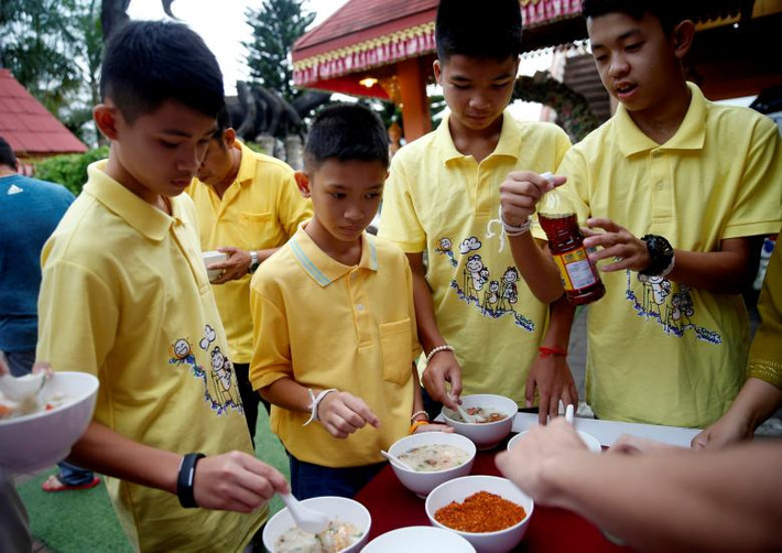 Các thành viên đội bóng ăn sáng tại ngôi chùa ở Mae Sai.