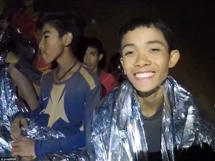 Với nồng độ khí oxy trong hang Tham Luang đang giảm dần và dự báo về các trận mưa lớn xảy ra trong những ngày tới, giới chức Thái Lan cần phải tính toán phương án đưa các thành viên đội bóng ra ngoài trong thời gian sớm nhất có thể. Ảnh: Nụ cười lạc quan của thành viên đội bóng thiếu niên mắc kẹt trong hang. Ảnh: Daily Mail.