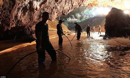 Trong khi đó, một trận mưa rào lớn xảy ra cuối ngày 7/7 làm cho điều kiện tại hang Tham Luang trở nên tồi tệ hơn, khiến chiến dịch giải cứu đội bóng thiếu niên Thái Lan gặp khó khăn và lực lượng cứu hộ cần phải chạy đua với thời gian. Ảnh: EPA.