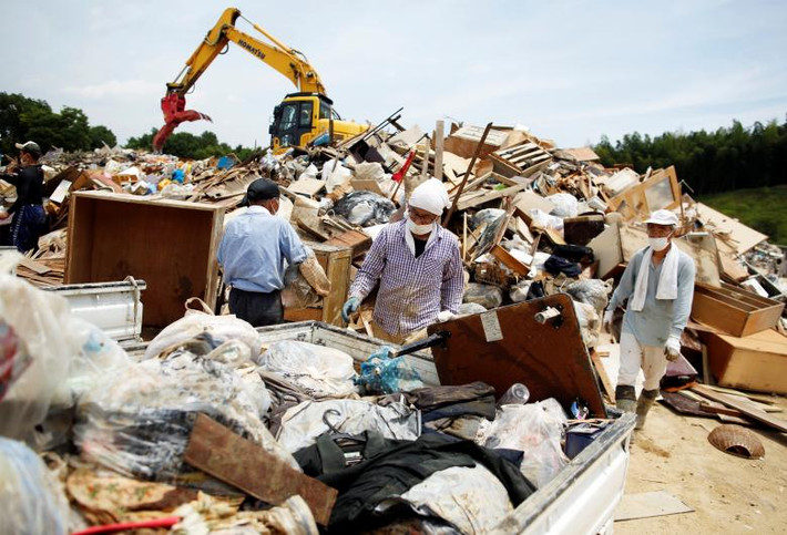 Nhật Bản sẽ cần thời gian để xử lý đống rác thải khổng lồ này.