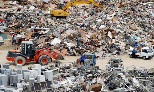 Rác thải của các hộ gia đình được tập kết tại một bãi rác tạm thời ở Kurashiki, tỉnh Okayama ngày 13/7.