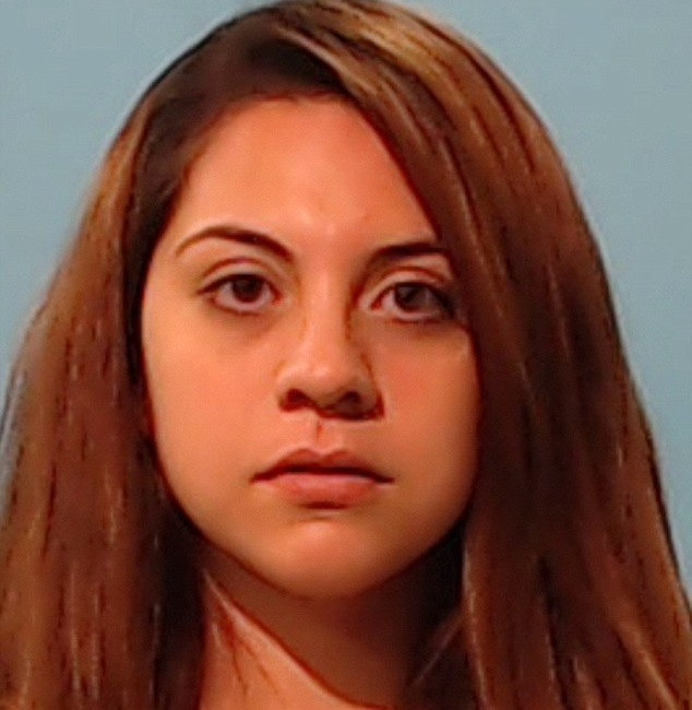 Năm 2015, Ramirez-Sifuentes, một bà mẹ trẻ đến từ bang Texas, Mỹ, đã bị cáo buộc tội ngộ sát sau khi để hai cô con gái sinh đôi 15 tháng tuổi của mình chết đuối trong bồn tắm. Tuy nhiên, điều khiến dư luận cảm thấy phẫn nộ là khi bị bắt, Ramirez-Sifuentes còn mỉm cười và dường như không cảm thấy tội lỗi hay thương xót khi mất con. Ảnh: Reuters.