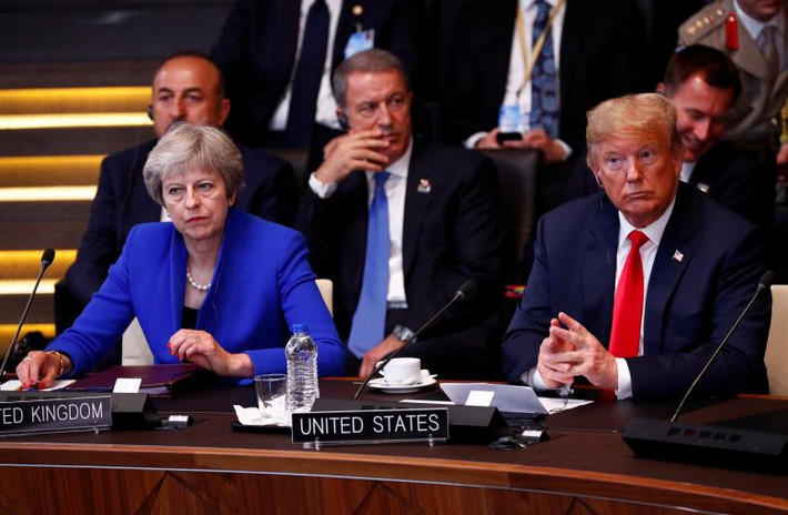 Mặc dù vậy, ngay trước thềm chuyến thăm Anh của Tổng thống Trump, hôm 11/7, Thủ tướng May tuyên bố London sẽ vẫn là đồng minh vững mạnh của Washington. Ảnh: Hai nhà lãnh đạo Anh-Mỹ tham dự một cuộc họp của Hội đồng Bắc Đại Tây Dương. Ảnh: Reuters.