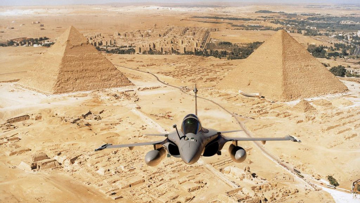 Theo Dassault, Rafale là máy bay chiến đấu có khả năng thực hiện các nhiệm vụ tầm ngắn và tầm xa, bao gồm tấn công mặt đất và trên biển với độ chính xác cao, trinh sát,…Điều mà chưa có chiến đấu cơ nào của Ai Cập trước khi có Rafale làm được kể cả những chiếc tiêm kích MiG-29 mà Cairo mua từ Nga. Ảnh: airforce-technology.com