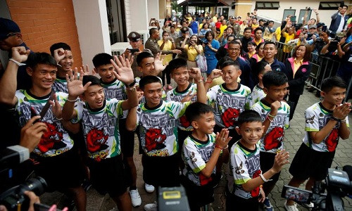 Chiều 18/7, các cầu thủ nhí và trợ lý huấn luyện viên Ekkapol Chantawong của đội bóng Thái Lan đã xuất hiện và tham gia vào buổi họp báo được tổ chức lần đầu tiên kể từ khi toàn bộ các thành viên được cứu khỏi hang Tham Luang hôm 10/7. (Nguồn ảnh: Reuters)