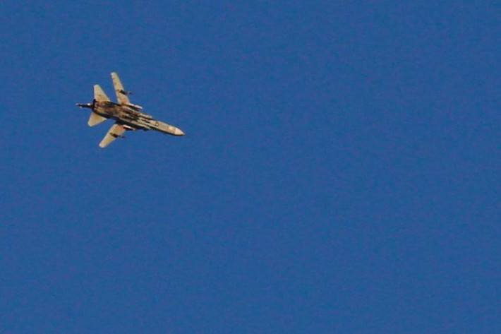 Một chiến đấu cơ bay trên bầu trời gần khu vực biên giới Syria-Israel nhìn từ Cao nguyên Golan hôm 23/7.