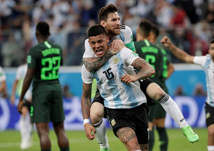 Hai cầu thủ Lionel Messi và Marcos Rojo của Argentina ăn mừng bàn thắng thứ hai vào lưới Nigeria trong trận đấu vòng bảng World Cup 2018.