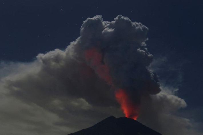Núi lửa Agung phun trào vào ban đêm nhìn từ ngôi làng Datah ở Bali, Indonesia.