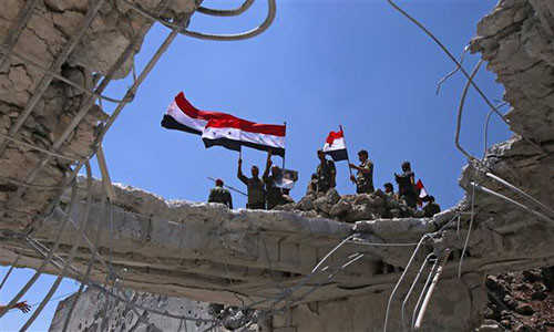 Lá cờ Syria đã tung bay trên các tòa nhà ở trung tâm thành phố Quneitra sau khi lực lượng chính phủ Damascus tiến vào nơi này. Ảnh: PressTV.