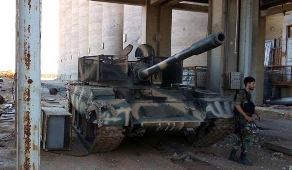 Cũng trong ngày 26/7, theo hãng thông tấn SANA, Quân đội Syria đã tiến vào thị trấn al-Hamidiyah chiến lược gần Cao nguyên Golan ở tỉnh al-Quneitra. Trước đó cùng ngày, nhóm phiến quân FSA tại al-Hamidiyah và nhiều khu vực xung quanh đã bắt đầu giao nộp vũ khí cho quân chính phủ Syria. Ảnh: FNA.