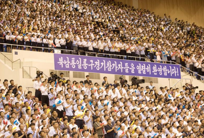 Đông đảo người dân Triều Tiên đến xem trận đấu bóng rổ giữa hai đội Thịnh vượng và Hòa bình.