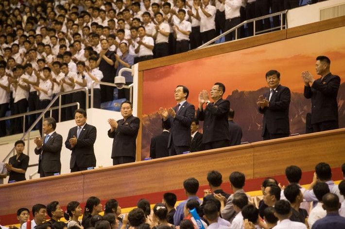 Các quan chức Hàn-Triều vỗ tay khi theo dõi trận đấu giữa hai đội bóng rổ nữ Hòa bình và Thịnh vượng.