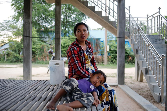 “Tôi đang là trụ cột của gia đình”, bà bầu Khen chia sẻ với phóng viên Reuters. Được biết, với công việc hiện tại làm 6 tiếng một ngày và 6 ngày trong tuần, cô kiếm được khoảng 240 USD mỗi tháng. Ảnh: Khen và cậu con trai 4 tuổi.