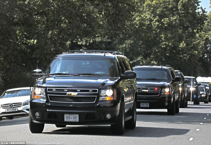 Đoàn xe của ông Trump được lực lượng cảnh sát Anh hộ tống trên đường phố London. Ảnh: DM.