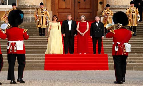 Từ trái sang: Đệ nhất phu nhân Melania, Tổng thống Mỹ Donald Trump, Thủ tướng Anh Theresa May và chồng bà, Philip, đứng chụp ảnh lưu niệm tại lối vào Cung điện Blenheim. Ảnh: Reuters.