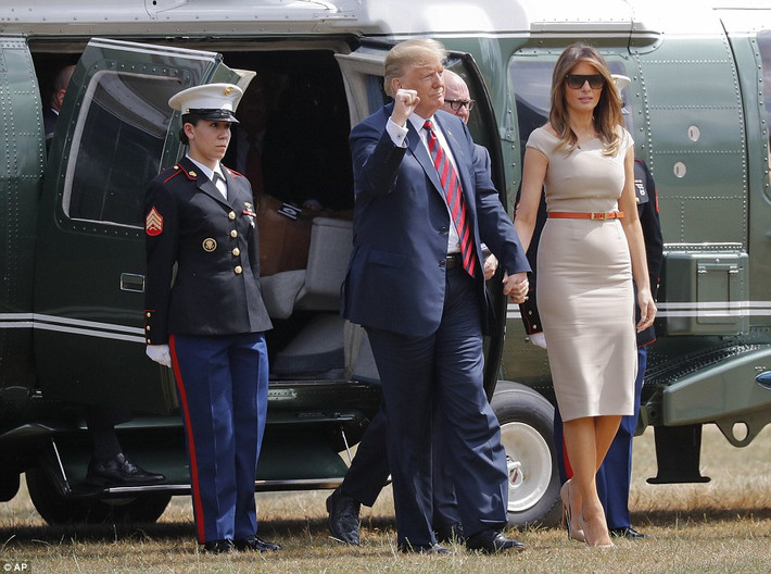 Sau khi tới London, Tổng thống Trump và phu nhân Melania di chuyển đến nơi ở của Đại sứ quán Mỹ. Ảnh: AP.
