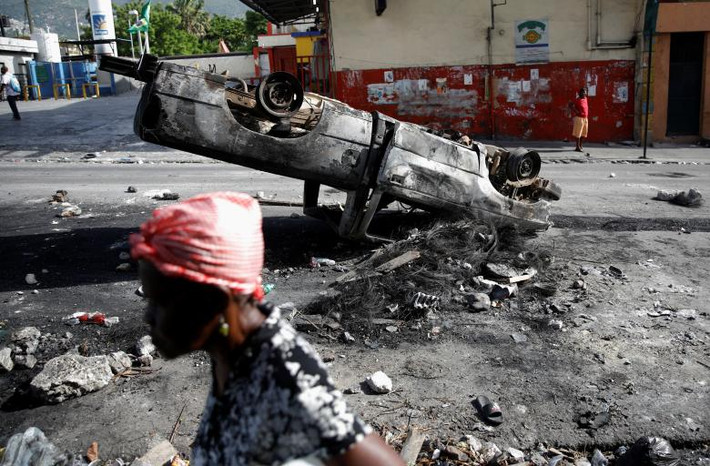 Theo hãng thông tấn Reuters, người biểu tình đã phong tỏa nhiều đường phố ở Haiti hôm 8/7 và nhiều cửa hàng bị đập phá, cướp bóc trong ngày thứ ba cuộc biểu tình bạo lực bùng phát nhằm phản đối kế hoạch tăng giá xăng dầu của Chính phủ nước này. (Nguồn ảnh: Reuters)