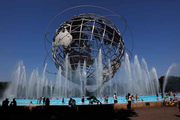 Khu vực đài phun nước Unisphere ở Queens, New York, thu hút rất đông người trong đợt nắng nóng đỉnh điểm này.