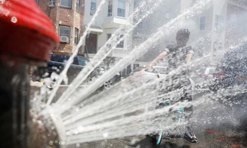 Ít nhất một phụ nữ ở bang Pennsylvania đã thiệt mạng trong đợt nắng nóng cao điểm này. Dự báo, sau dịp Quốc khánh Mỹ 4/7, nắng nóng sẽ "tấn công" bờ tây nước này. Thời tiết khô nóng khiến người dân Mỹ đã phải tìm nhiều cách để giải nhiệt.