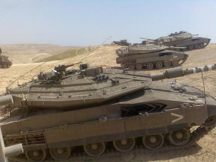 Máy tính thông minh trên xe tăng Merkava Mk. 4 Barak có nhiệm vụ thu thập dữ liệu từ các cảm biến trên thân xe, phân tích và trình bày hệ thống dữ liệu cho tổ lái theo thứ tự tính cấp bách. Ảnh: survincity.com