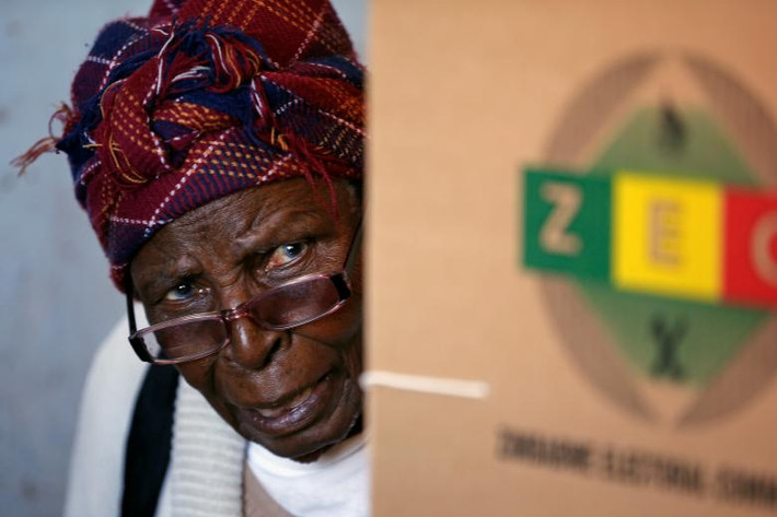 Được biết, đây là cuộc bầu cử đầu tiên tại Zimbabwe kể từ khi ông Robert Mugabe từ chức tổng thống tháng 11/2017 và cũng là cuộc bầu cử tổng thống đầu tiên tại quốc gia Châu Phi này kể từ khi giành độc lập năm 1980 mà không có sự tham gia của cựu Tổng thống Robert Mugabe.