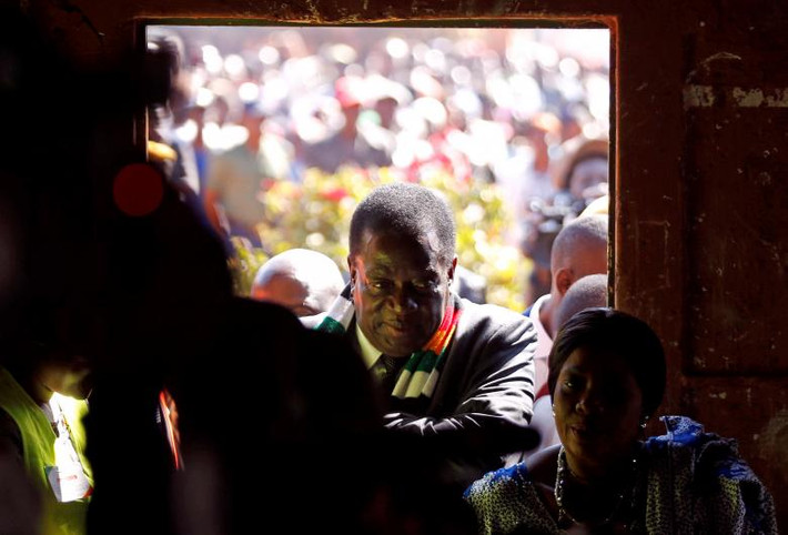 Tổng thống Emmerson Mnangagwa đi bỏ phiếu tại điểm bỏ phiếu ở Kwekwe.