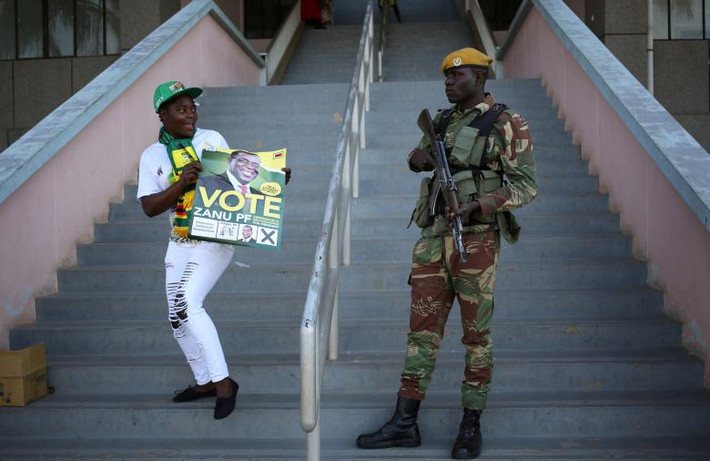 Một người ủng hộ Đảng ZANU PF chuẩn bị tham gia vào cuộc tuần hành ở thủ đô Harare.