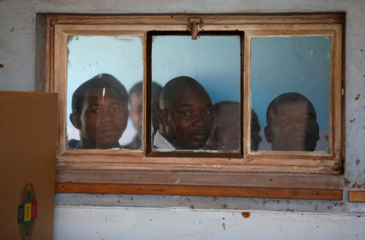 Trong đó, hai ứng viên được kỳ vọng nhiều nhất cho vị trí Tổng thống Zimbabwe là đương kim Tổng thống Emmerson Mnangagwa, 75 tuổi, thuộc Liên minh Quốc gia châu Phi Zimbabwe - Mặt trận Yêu nước (Đảng Zanu-PF) và ông Nelson Chamisa, 40 tuổi, Chủ tịch Phong trào vì sự thay đổi dân chủ (MDC).