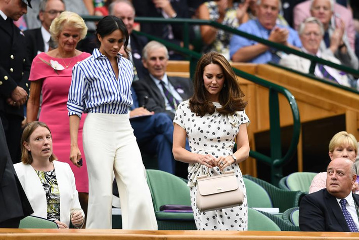 Trong khi đó, nữ Công tước xứ Cambridge Kate Middleton diện đầm trắng họa tiết đen rất tinh tế và thanh lịch. Ảnh: Cosmopolitan.