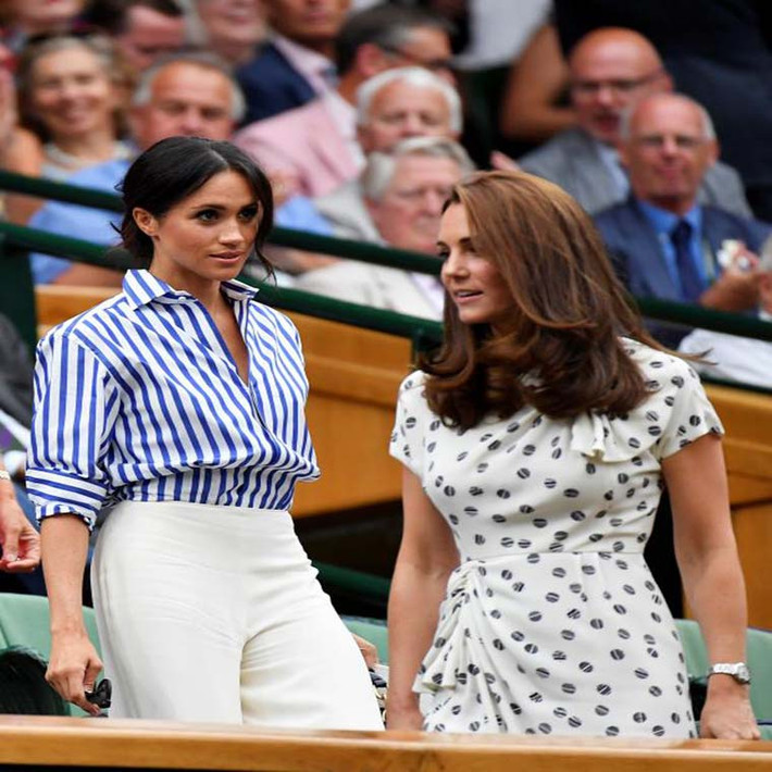 Công nương Markle mặc áo kẻ sọc kết hợp với quần ống rộng màu trắng. Ảnh: Cosmopolitan.