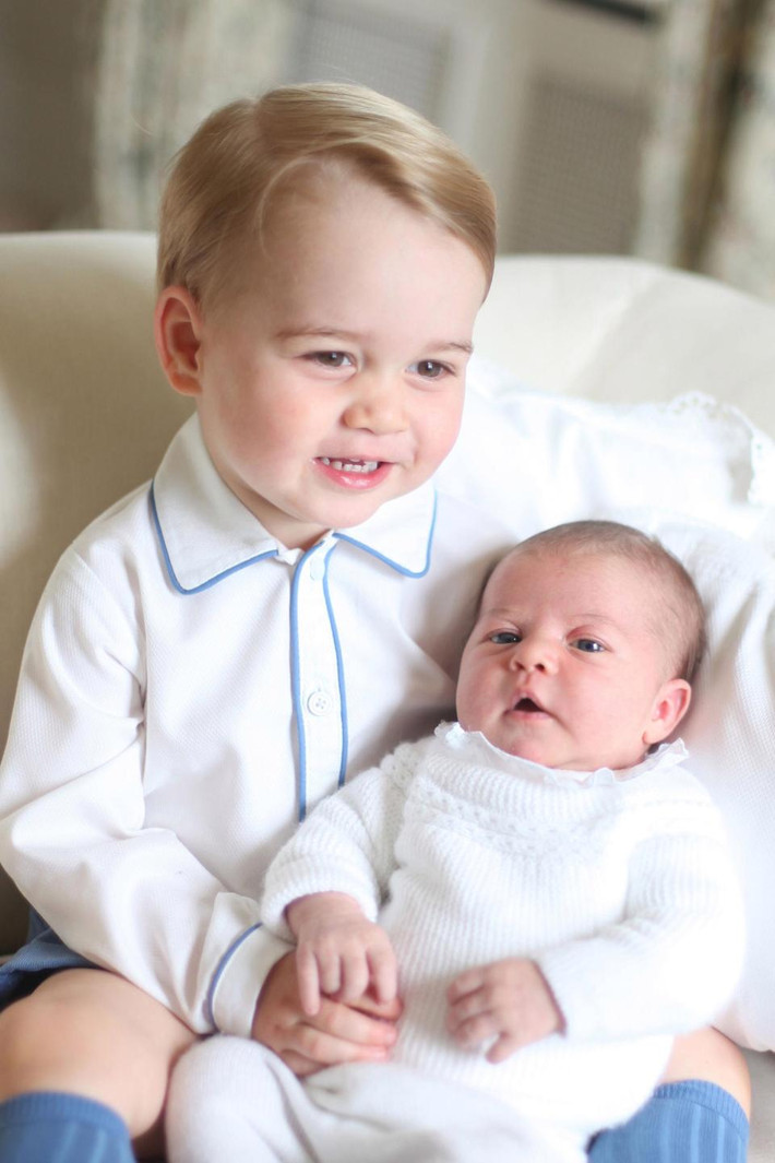 Hoàng tử nhí George năm 2 tuổi chụp ảnh cùng em gái, tiểu Công chúa Charlotte. Ảnh: PA.