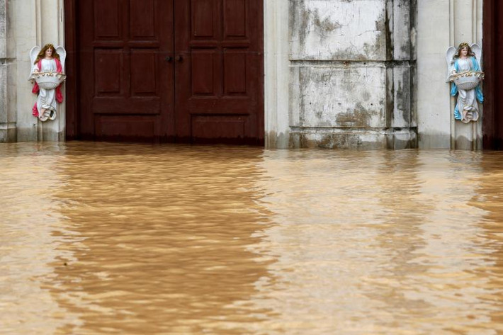 Hãng tin Reuters mới đây đăng tải loạt ảnh phần nào cho thấy tình trạng ngập lụt ở Việt Nam trong đợt mưa lũ do bão Sơn Tinh gây ra vừa qua.