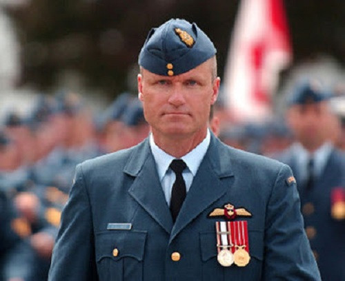 David Russell Williams, sinh năm 1963, từng là Đại tá trong Quân đội Canada. Tuy nhiên, ông ta lại là một gã sát nhân “yêu râu xanh” đáng sợ, thích trộm đồ lót của phụ nữ rồi đe dọa, cưỡng hiếp và sát hại nạn nhân theo nhiều cách tàn bạo. Ảnh: DND.