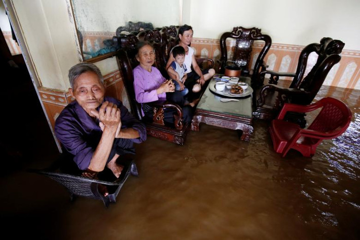 Nước lũ tràn vào nhà người dân ở tỉnh Ninh Bình.