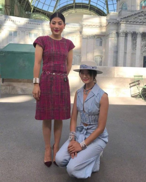 Ngày hôm qua (3/7), bộ sưu tập Haute Couture của hãng Chanel vừa được trình diễn tại Paris. Trên hàng ghế khán giả có sự xuất hiện của hàng loạt ngôi sao nổi tiếng, trong đó phải kể đến nữ diễn viên kiêm người mẫu trẻ Chutimon Chuengcharoensukying. Cô được khán giả châu Á biết đến rộng rãi qua vai Lynn trong bộ phim "Thiên tài bất hảo". Tuy nhiên điều đáng chú ý nhất của Chutimon Chuengcharoensukying tại show thời trang này không phải là bức ảnh tạo dáng khi đứng một mình mà là cảnh nữ diễn viên quỳ gối chụp cùng một nữ khách mời trong chương trình. Ảnh: Diễn viên kiêm người mẫu trẻ Chutimon Chuengcharoensukying quỳ gối trước công chúa Thái Lan.