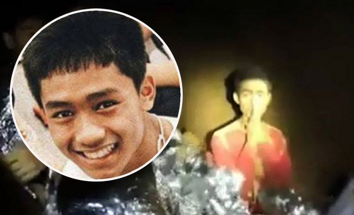 Ở đoạn video khác, Adul nói bằng tiếng Thái: “Cháu là Adul, cháu vẫn khỏe” và không quên chào mọi người bằng kiểu chào truyền thống lịch sự của đất nước Chùa Vàng. Ảnh: hln.be.