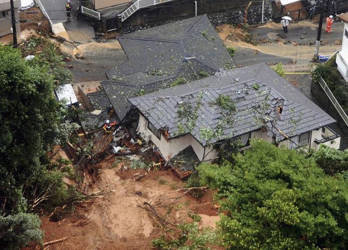 Nhiều ngôi nhà bị hư hại do sạt lở đất ở Kitakyushu. Ảnh: Reuters.