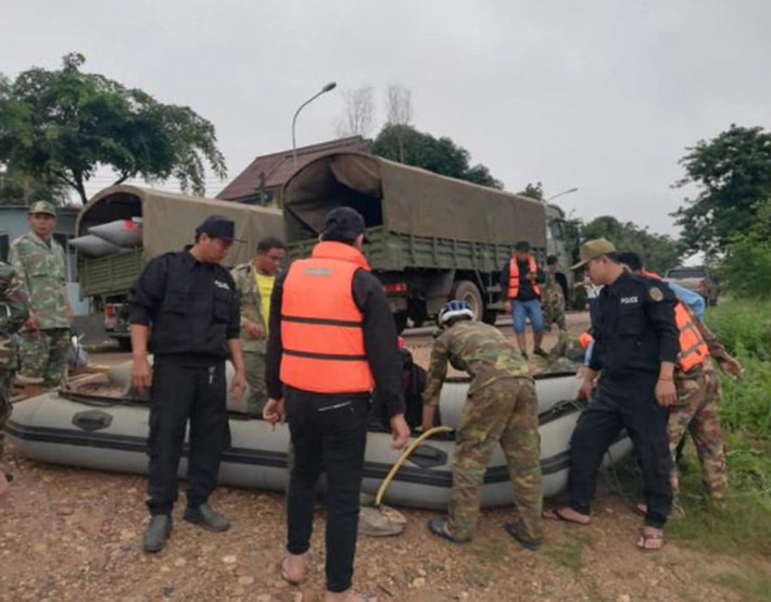 Ban cứu hộ Trung ương Lào đang phối hợp với cơ quan chức năng tỉnh cùng Sư đoàn 5 quân đội Lào tiếp tục triển khai công tác cứu hộ, cứu nạn. Ảnh: Express.