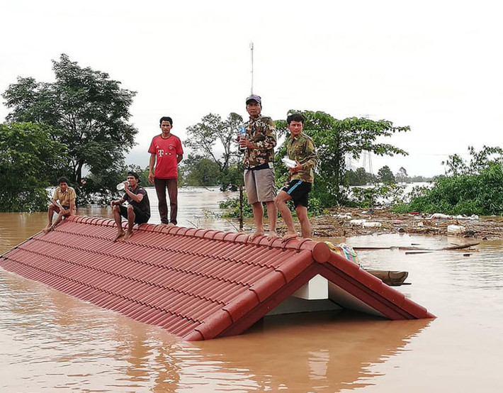Hiện, công tác tìm kiếm cứu nạn sau vụ vỡ đập thủy điện đang diễn ra khẩn trương, tuy nhiên công tác cứu hộ gặp nhiều trở ngại do đường sá đi lại rất khó khăn. Ảnh: Express.